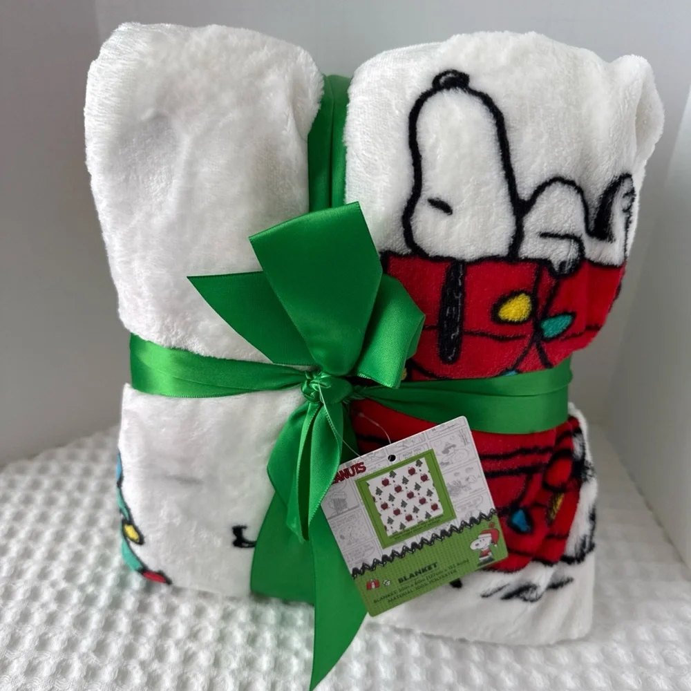 Peanuts White, Red & Green Holiday Throw Blanket